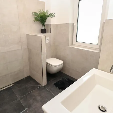 Lightplace - Moderne In - Balkon - Netflix - Am Kanal