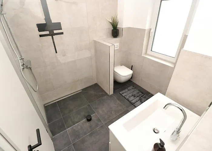 Lightplace - Moderne In - Balkon - Netflix - Am Kanal