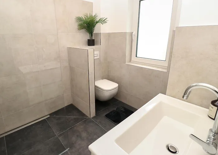 Lightplace - Moderne In - Balkon - Netflix - Am Kanal